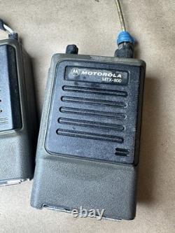 Lot de radios portables Motorola MTX-800 (5) avec chargeurs, batteries et étuis