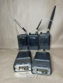 Lot de radios portables Motorola MTX-800 (5) avec chargeurs, batteries et étuis Lot de radios portables Motorola MTX-800 (5) avec chargeurs, batteries et étuis