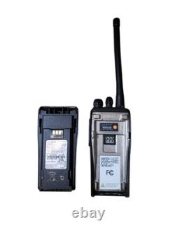 MOTOROLA AAH01JDC9JC2AN CP200D 16CH RADIO BIDIRECTIONNEL + micro Batterie testée bonne