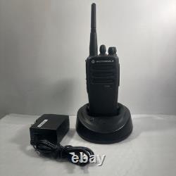 MOTOROLA Radio Bi-Directionnel CP200D UHF MODÈLE# AAH01QDC9JA2AN ensemble complet