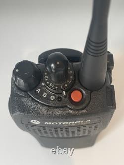 MOTOROLA XTS 1500 UHF 450-520 MHz Nouvelle batterie/antenne programmation gratuite
