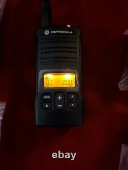 Motorola 16 Chaîne Radio À Deux Voies Ru4160bkn9ba Avec Chargeur