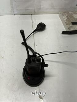 Motorola AAH01QDC9JC2AN radio bidirectionnelle avec microphone PMMN4029A, chargeur et batterie. Y-438