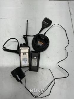 Motorola AAH01QDC9JC2AN radio bidirectionnelle avec microphone PMMN4029A, chargeur et batterie. Y-438
