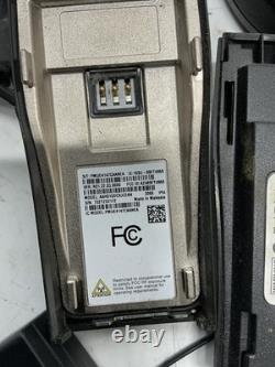 Motorola AAH01QDC9JC2AN radio bidirectionnelle avec microphone PMMN4029A, chargeur et batterie. Y-438 Motorola AAH01QDC9JC2AN radio bidirectionnelle avec microphone PMMN4029A, chargeur et batterie. Y-438
