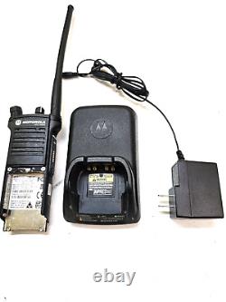 Motorola APX7000R VHF 700 / 800 MHz Radio bidirectionnelle H97TGD9PW1AN avec chargeur APX7000