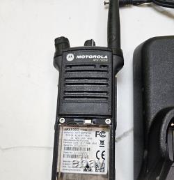 Motorola APX7000R VHF 700 / 800 MHz Radio bidirectionnelle H97TGD9PW1AN avec chargeur APX7000