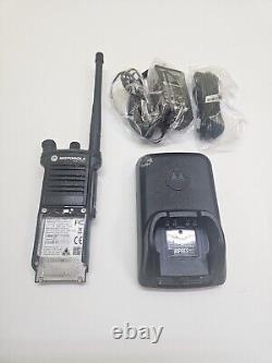 Motorola APX7000R VHF 700 / 800 MHz Radio bidirectionnelle à deux voies H97TGD9PW1AN avec chargeur APX7000
