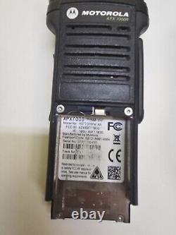 Motorola APX7000R VHF 700 / 800 MHz Radio bidirectionnelle à deux voies H97TGD9PW1AN avec chargeur APX7000