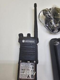 Motorola APX7000R VHF 700 / 800 MHz Radio bidirectionnelle à deux voies H97TGD9PW1AN avec chargeur APX7000