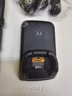 Motorola APX7000R VHF 700 / 800 MHz Radio bidirectionnelle à deux voies H97TGD9PW1AN avec chargeur APX7000
