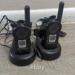 Motorola CLS1410 ensemble de deux talkies-walkies radios bidirectionnels avec chargeurs et clips.