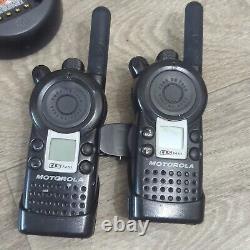 Motorola CLS1410 ensemble de deux talkies-walkies radios bidirectionnels avec chargeurs et clips.