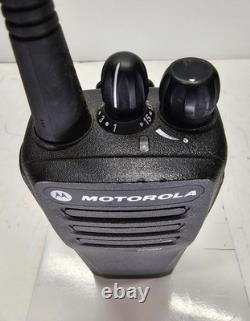Motorola CP200D UHF 403-470 16 Canaux 4 Watts Radio Analogique (Kit Complet)