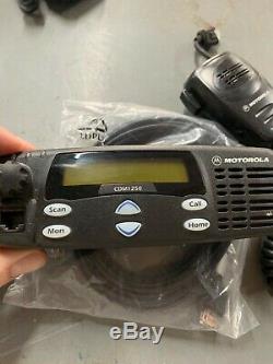 Motorola Cdm1250 Cdm1250 Vhf Low Band 42-50mhz 60w Deux Voies 64 Canaux Radio Mobile