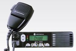 Motorola Cm300 Uhf 438-470 Mhz 32 Chaîne 40w Radio Mobile Aam50rpf9aa1an Avec Kit