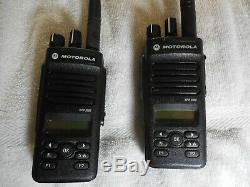 Motorola De Vhf 136-174 128 Ch De. 5w Radios Bidirectionnelles Avec Casques Aah02jdh9ja