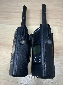Motorola Dp4600 Uhf Radios À Deux Voies / Walkie Talkies Avec Impres Batteries Et Chargeur