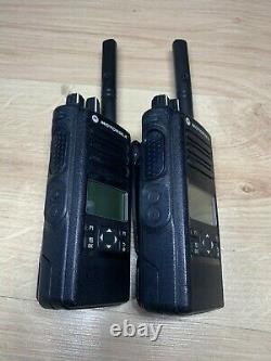 Motorola Dp4600 Uhf Radios À Deux Voies / Walkie Talkies Avec Impres Batteries Et Chargeur