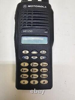 Motorola HT1250 136-174 MHz VHF 128Ch Full Key Two Way Radio AAH25KDH9AA6AN <br/>


 <br/>	
 Motorola HT1250 136-174 MHz VHF 128Ch Radio bidirectionnelle à clé complète AAH25KDH9AA6AN