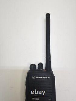 Motorola HT1250 136-174 MHz VHF 128Ch Full Key Two Way Radio AAH25KDH9AA6AN     <br/>     <br/> Motorola HT1250 136-174 MHz VHF 128Ch Radio bidirectionnelle à clé complète AAH25KDH9AA6AN