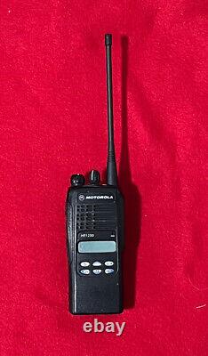 Motorola HT1250 403-470MHz UHF 4W Radio Bidirectionnelle AAH25RDF9AA5AN avec nouvelle batterie