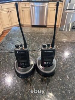 Motorola HT1250 LS+ Radio Bi-Directionnel UHF 450-512MHz LOT (2) avec Chargeurs et Batterie