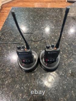 Motorola HT1250 LS+ Radio Bi-Directionnel UHF 450-512MHz LOT (2) avec Chargeurs et Batterie
