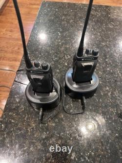 Motorola HT1250 LS+ Radio Bi-Directionnel UHF 450-512MHz LOT (2) avec Chargeurs et Batterie