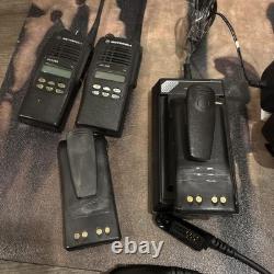 Motorola HT1250 Radios Bi-Directionnels (2) + Accessoires, Utilisés Testés Fonctionnels Motorola HT1250 Radios Bi-Directionnels (2) + Accessoires, Utilisés Testés Fonctionnels