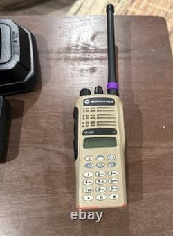 Motorola HT1250 Radios VHF Bidirectionnels Modèle Fédéral AAH25KDH9AA6ANFD et Base de Recharge