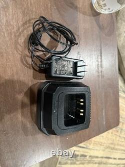 Motorola HT1250 Radios VHF Bidirectionnels Modèle Fédéral AAH25KDH9AA6ANFD et Base de Recharge