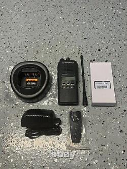 Motorola HT1250 UHF 450-512MHz Radio bidirectionnelle AAH25SDF9AA5AN avec nouveaux accessoires
