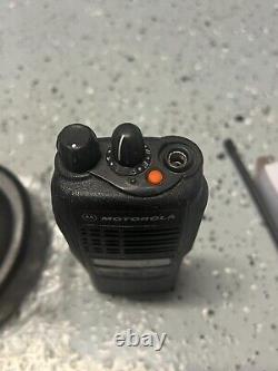 Motorola HT1250 UHF 450-512MHz Radio bidirectionnelle AAH25SDF9AA5AN avec nouveaux accessoires