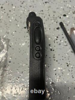 Motorola HT1250 UHF 450-512MHz Radio bidirectionnelle AAH25SDF9AA5AN avec nouveaux accessoires