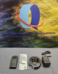 Motorola HT1250 radio bidirectionnelle VHF 136-174 MHz avec chargeur AAH25KDF9AA5AN
