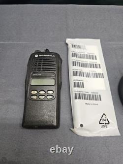 Motorola HT1250 radio bidirectionnelle VHF 136-174 MHz avec chargeur AAH25KDF9AA5AN