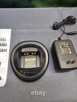 Motorola HT1250 radio bidirectionnelle VHF 136-174 MHz avec chargeur AAH25KDF9AA5AN