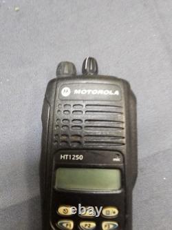 Motorola HT1250 radio bidirectionnelle VHF 136-174 MHz avec chargeur AAH25KDF9AA5AN