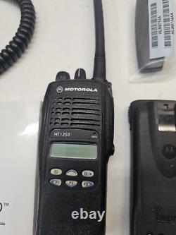 Motorola Ht1250 136-174 Mhz Vhf Radio À Deux Voies Avec Chargeur Aah25kdf9aa5an