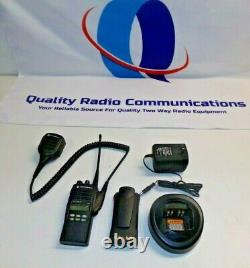 Motorola Ht1250 Ls+ 403-470 Mhz Uhf Radio À Deux Voies Avec Chargeur Aah25rdh9dp7an