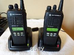 Motorola Ht1250 Ls Uhf 450-512 Mhz Radio À Deux Voies Avec Un Lot De 2