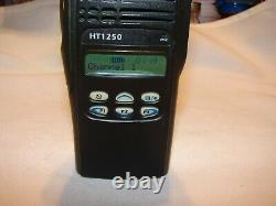 Motorola Ht1250 Vhf 136-174 Mhz Aah25kdf9aa5an Deux Voies Radio W Une Batterie Morte 1
