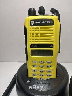 Motorola Ht1250 Vhf 136-174 Mhz Radio Bidirectionnelle Avec Accessoires Aah25kdh9aa6an