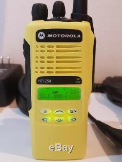 Motorola Ht1250 Vhf 136-174mhz 128ch Sécurité Publique À Deux Voies Radio Aah25kdf9aa5an