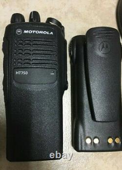 Motorola Ht750 Deux Voies Portable Radio Uhf 450-512mhz 16ch Aah25sdc9aa3an
