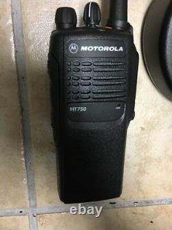 Motorola Ht750 Deux Voies Portable Radio Uhf 450-512mhz 16ch Aah25sdc9aa3an