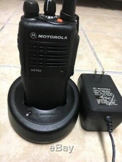 Motorola Ht750 Vhf 136-174mhz De 5watt Deux Voies Portable Radio Aah25kdc9aa3an