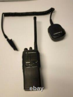 Motorola Ht 750 15 Chaîne Radio À Deux Voies Avec Battery, Chargeur Et Microphone