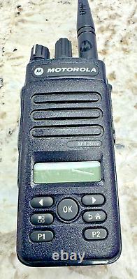 Motorola MOTOTRBO XPR3500e UHF AAH02RDH9VA1AN Radio bidirectionnelle avec chargeur